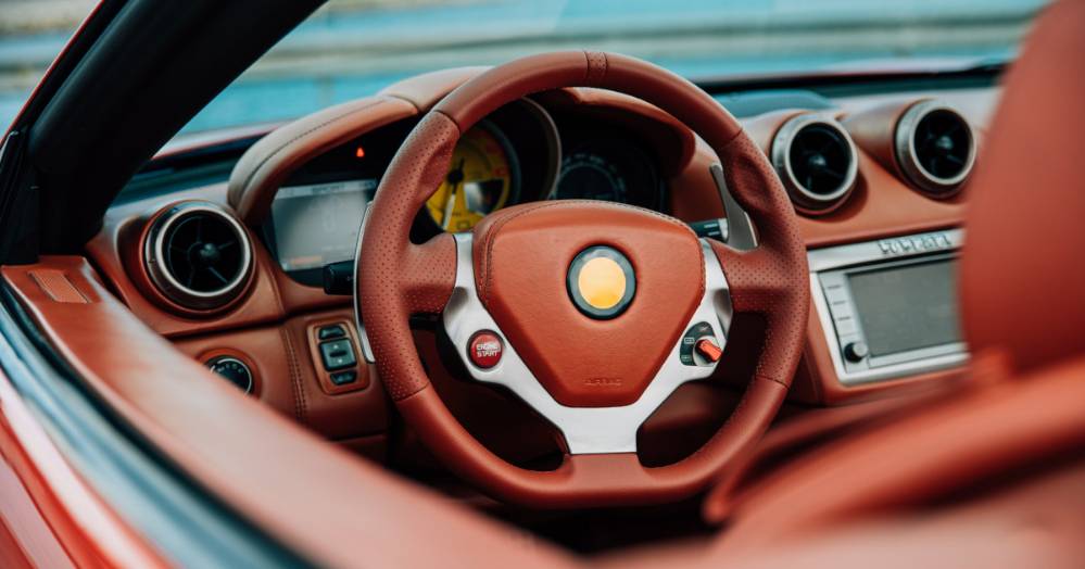 Як реставрувати «торпедо» автомобіля рідкою шкірою?